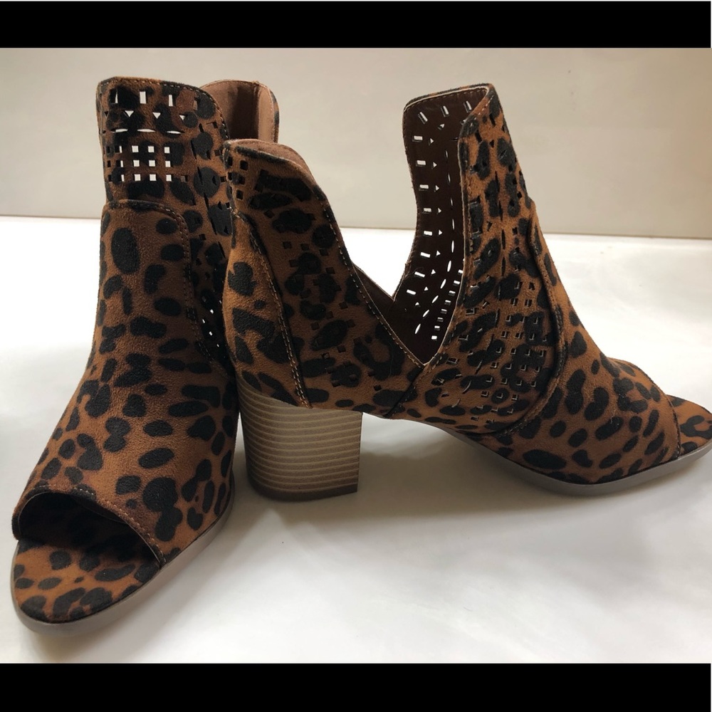 NWOT Leopard print peep toe block heel size 10
